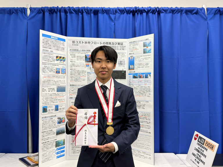 本校高校３年生松本慎太郎さんが科学技術チャレンジ（JSEC)最終審査の結果、協力社賞(阪急交通社賞)を受賞しました。 画像